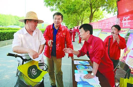 華北油田開展“安全生產(chǎn)宣傳咨詢?nèi)铡被顒?