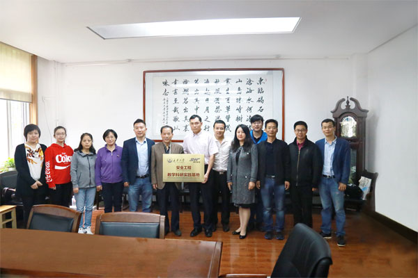 我司董事長馮光福和地測學院黨委書記杜福元共同為科研實踐基地揭牌（一）