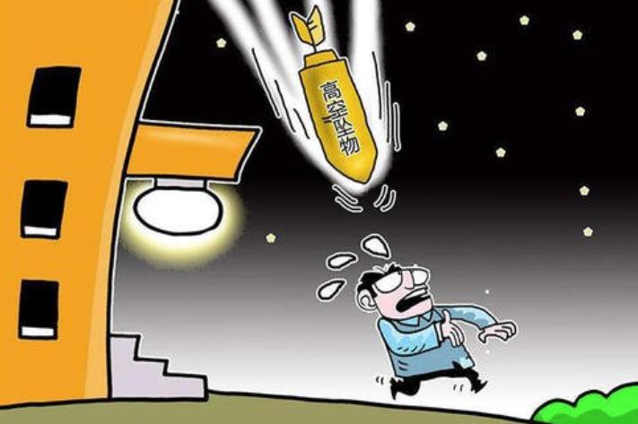 6個月大的嬰兒在小區(qū)被掉落的洗發(fā)水瓶砸中腦袋，高空墜物風險如何防范？