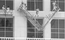 圖2　吊籃平臺過長，超載后造成中部折斷