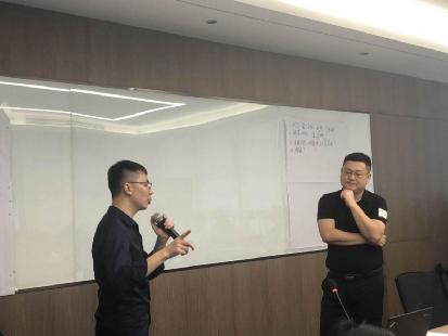 戚銳老師認(rèn)真聆聽學(xué)員提出的問題并進(jìn)行現(xiàn)場答疑