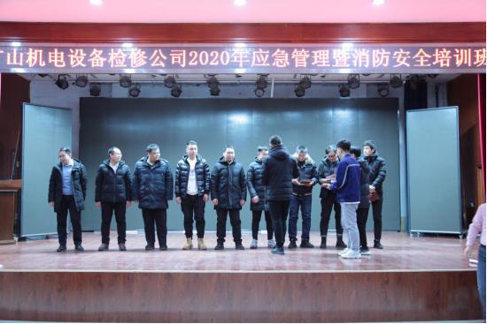 課程結束頒發(fā)優(yōu)秀學員證書